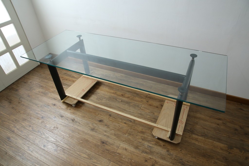 中古　美品　Cassina(カッシーナ)　LC6　スタイリッシュなガラストップのダイニングテーブル　定価約110万円　(R-086030)