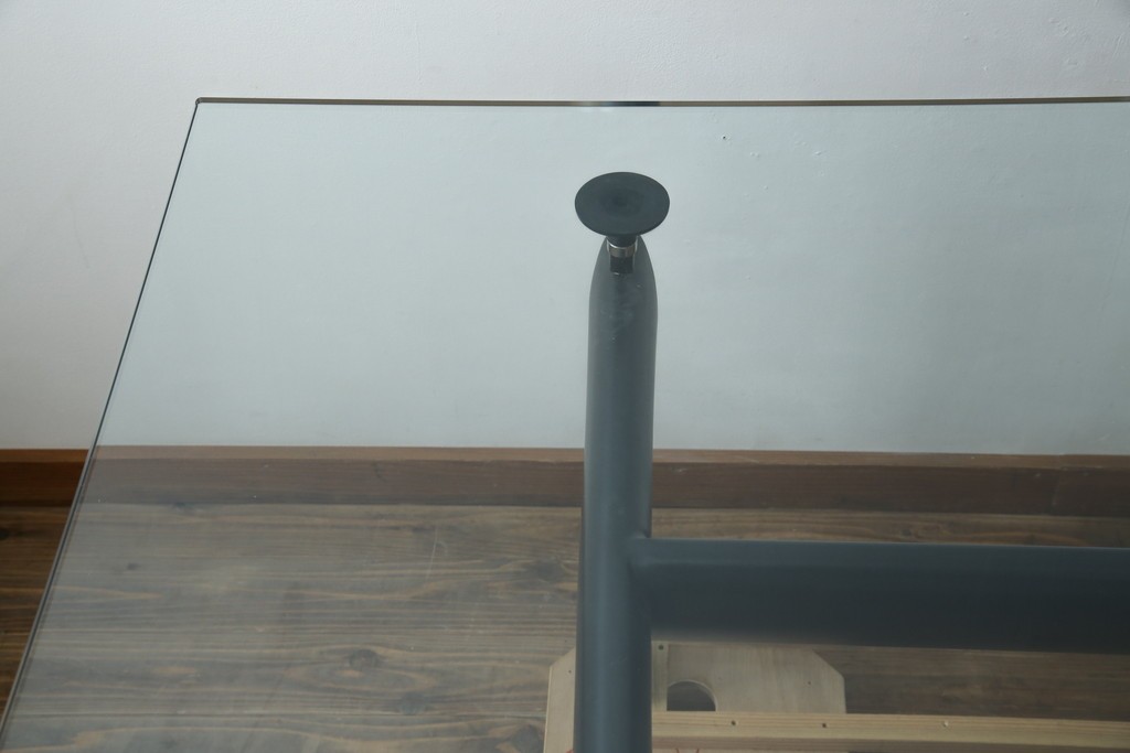 中古　美品　Cassina(カッシーナ)　LC6　スタイリッシュなガラストップのダイニングテーブル　定価約110万円　(R-086030)