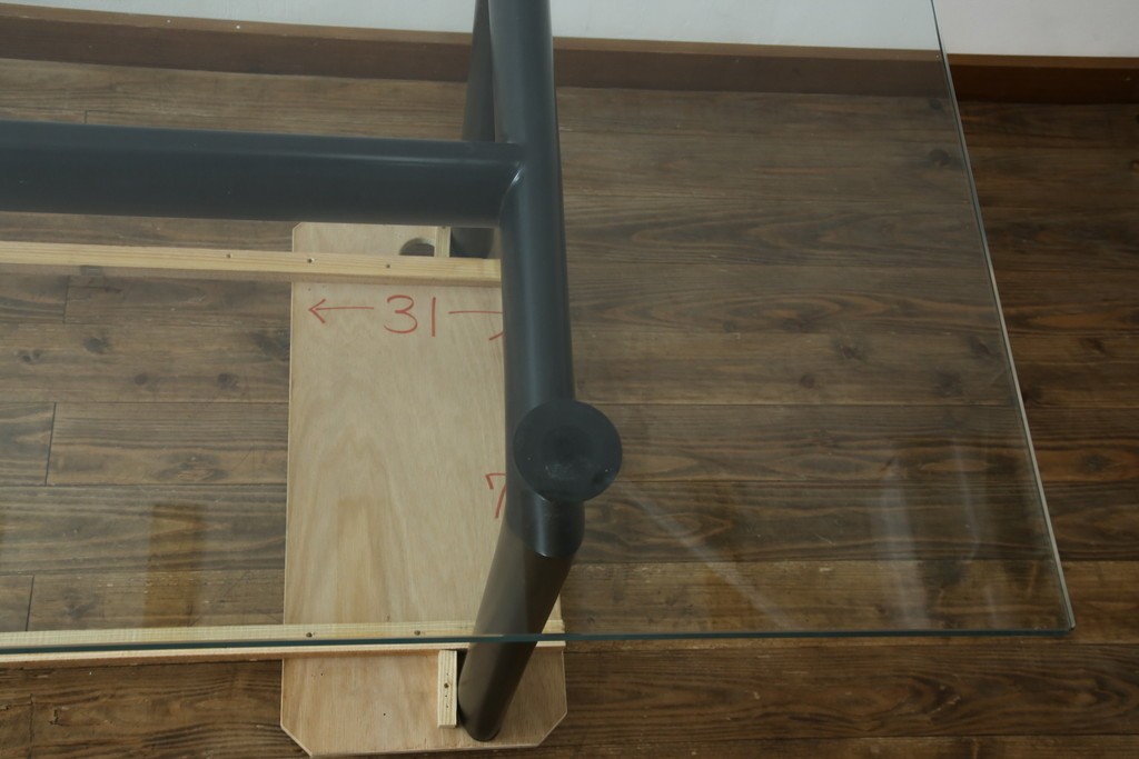 中古　美品　Cassina(カッシーナ)　LC6　スタイリッシュなガラストップのダイニングテーブル　定価約110万円　(R-086030)