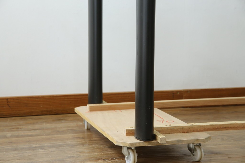 中古　美品　Cassina(カッシーナ)　LC6　スタイリッシュなガラストップのダイニングテーブル　定価約110万円　(R-086030)