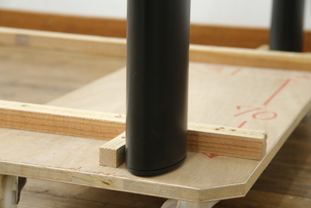 中古　美品　Cassina(カッシーナ)　LC6　スタイリッシュなガラストップのダイニングテーブル　定価約110万円　(R-086030)