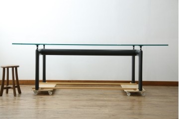 中古　美品　Cassina(カッシーナ)　LC6　スタイリッシュなガラストップのダイニングテーブル　定価約110万円　(R-086030)