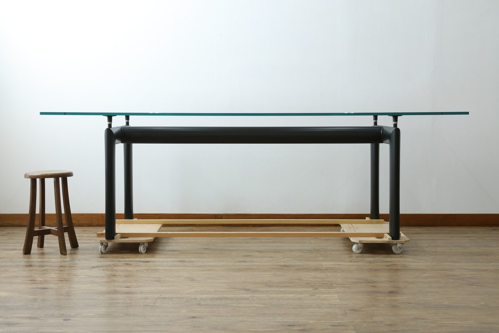 中古　美品　Cassina(カッシーナ)　LC6　スタイリッシュなガラストップのダイニングテーブル　定価約110万円　(R-086030)