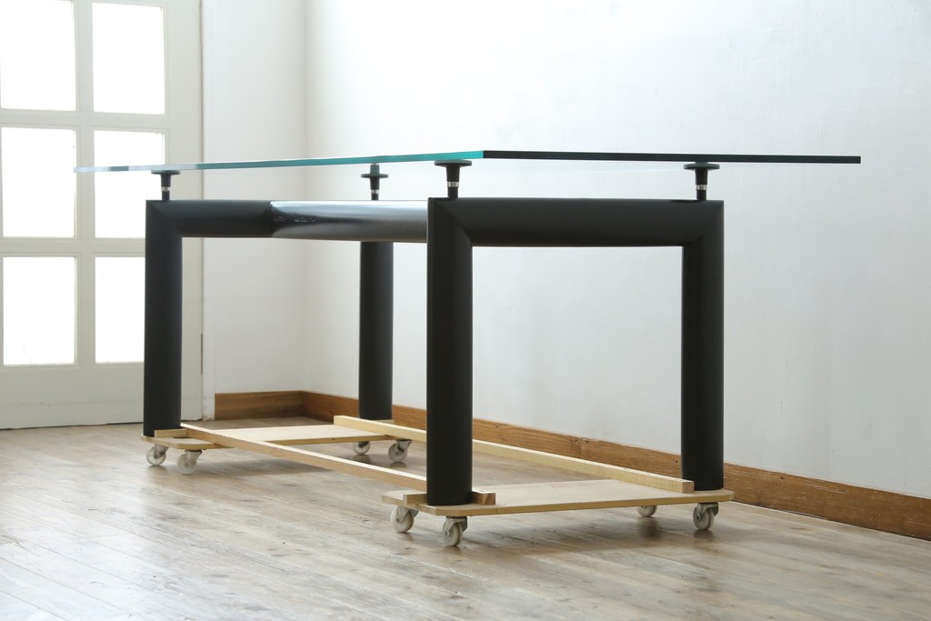 中古　美品　Cassina(カッシーナ)　LC6　スタイリッシュなガラストップのダイニングテーブル　定価約110万円　(R-086030)