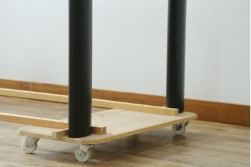 中古　美品　Cassina(カッシーナ)　LC6　スタイリッシュなガラストップのダイニングテーブル　定価約110万円　(R-086030)