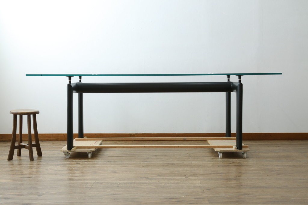 中古　美品　Cassina(カッシーナ)　LC6　スタイリッシュなガラストップのダイニングテーブル　定価約110万円　(R-086030)