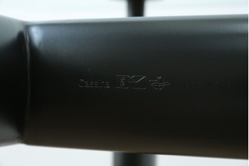 中古　美品　Cassina(カッシーナ)　LC6　スタイリッシュなガラストップのダイニングテーブル　定価約110万円　(R-086030)