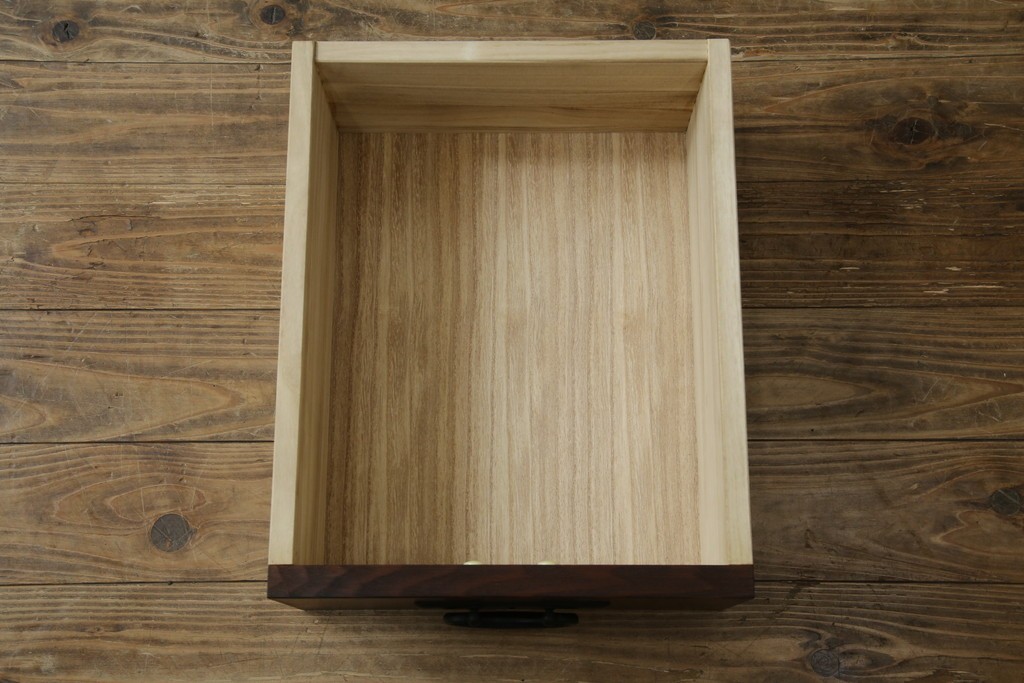 中古　美品　高級品　タモ材　職人手作りの水屋箪笥サイドボード　(R-086031)