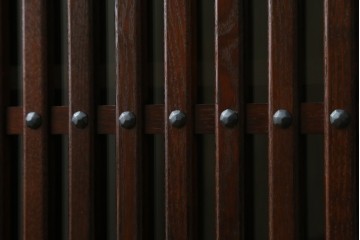 中古　美品　高級品　タモ材　職人手作りの水屋箪笥サイドボード　(R-086031)