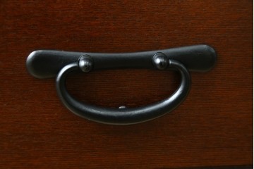 中古　美品　高級品　タモ材　職人手作りの水屋箪笥サイドボード　(R-086031)