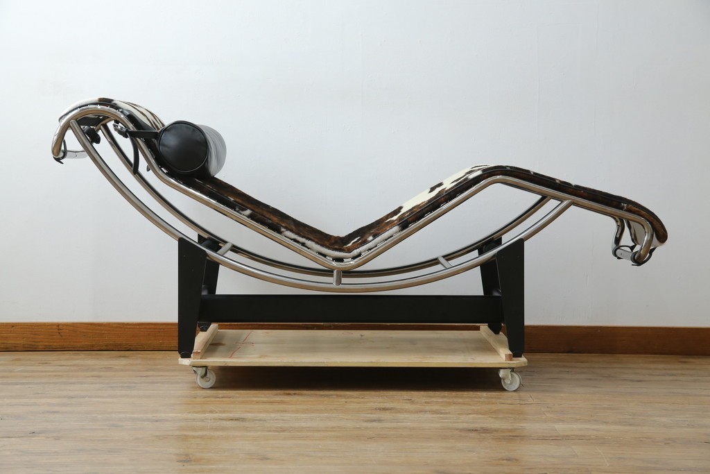 中古　美品　Cassina(カッシーナ)　本革　Le Corbusier(ル・コルビュジエ)が生んだ名作、LC4シェーズロング　定価約133万円　(R-086032)