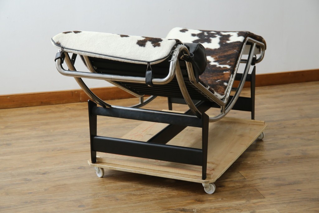 中古　美品　Cassina(カッシーナ)　本革　Le Corbusier(ル・コルビュジエ)が生んだ名作、LC4シェーズロング　定価約133万円　(R-086032)
