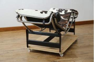 中古　美品　Cassina(カッシーナ)　本革　Le Corbusier(ル・コルビュジエ)が生んだ名作、LC4シェーズロング　定価約133万円　(R-086032)