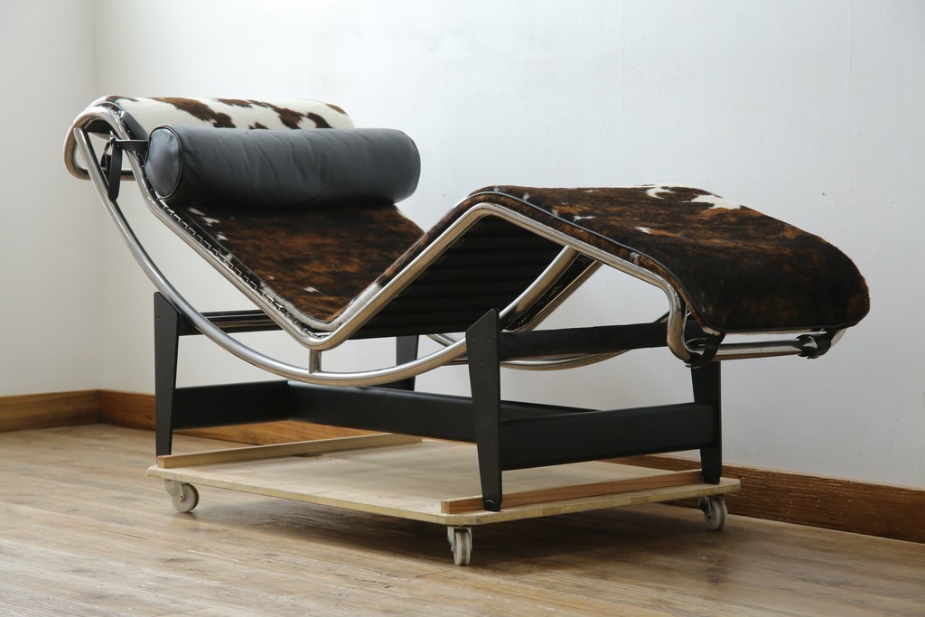 中古　美品　Cassina(カッシーナ)　本革　Le Corbusier(ル・コルビュジエ)が生んだ名作、LC4シェーズロング　定価約133万円　(R-086032)