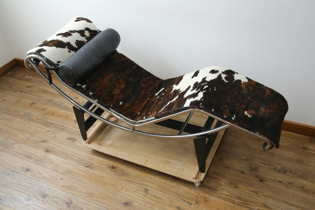 中古　美品　Cassina(カッシーナ)　本革　Le Corbusier(ル・コルビュジエ)が生んだ名作、LC4シェーズロング　定価約133万円　(R-086032)