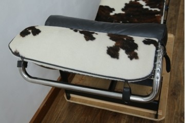 中古　美品　Cassina(カッシーナ)　本革　Le Corbusier(ル・コルビュジエ)が生んだ名作、LC4シェーズロング　定価約133万円　(R-086032)