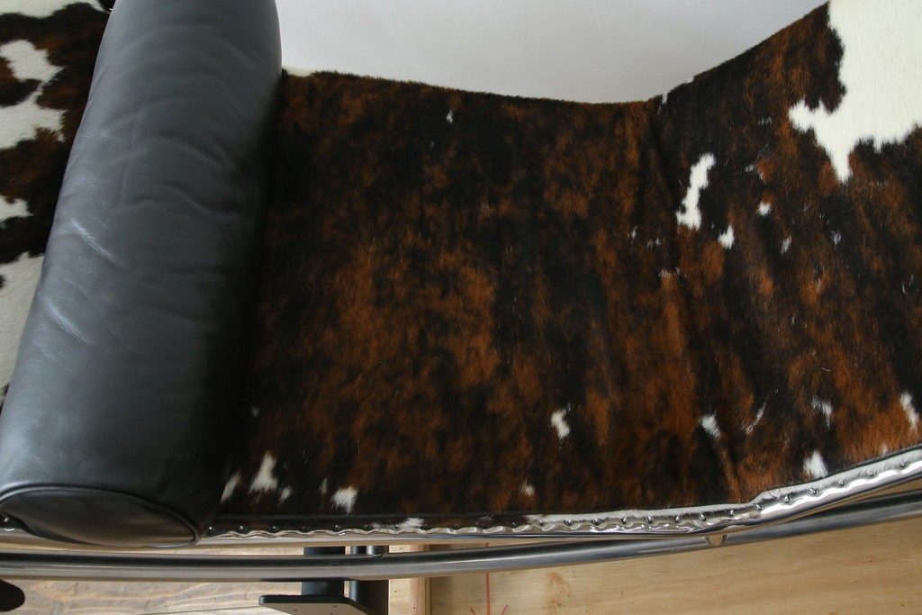 中古　美品　Cassina(カッシーナ)　本革　Le Corbusier(ル・コルビュジエ)が生んだ名作、LC4シェーズロング　定価約133万円　(R-086032)