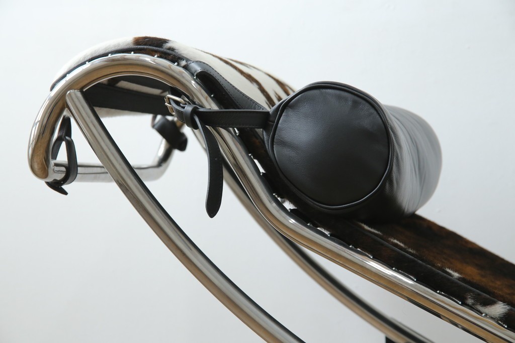 中古　美品　Cassina(カッシーナ)　本革　Le Corbusier(ル・コルビュジエ)が生んだ名作、LC4シェーズロング　定価約133万円　(R-086032)