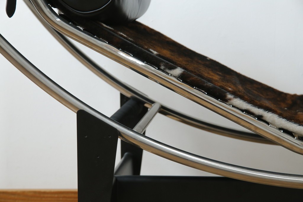 中古　美品　Cassina(カッシーナ)　本革　Le Corbusier(ル・コルビュジエ)が生んだ名作、LC4シェーズロング　定価約133万円　(R-086032)