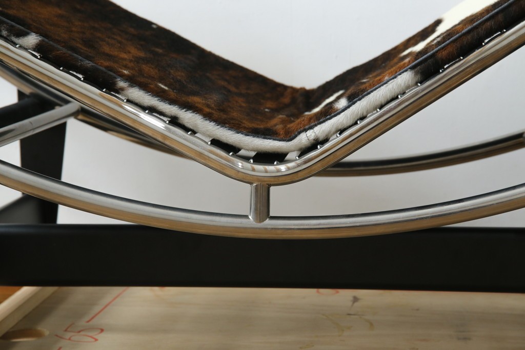 中古　美品　Cassina(カッシーナ)　本革　Le Corbusier(ル・コルビュジエ)が生んだ名作、LC4シェーズロング　定価約133万円　(R-086032)