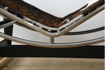 中古　美品　Cassina(カッシーナ)　本革　Le Corbusier(ル・コルビュジエ)が生んだ名作、LC4シェーズロング　定価約133万円　(R-086032)