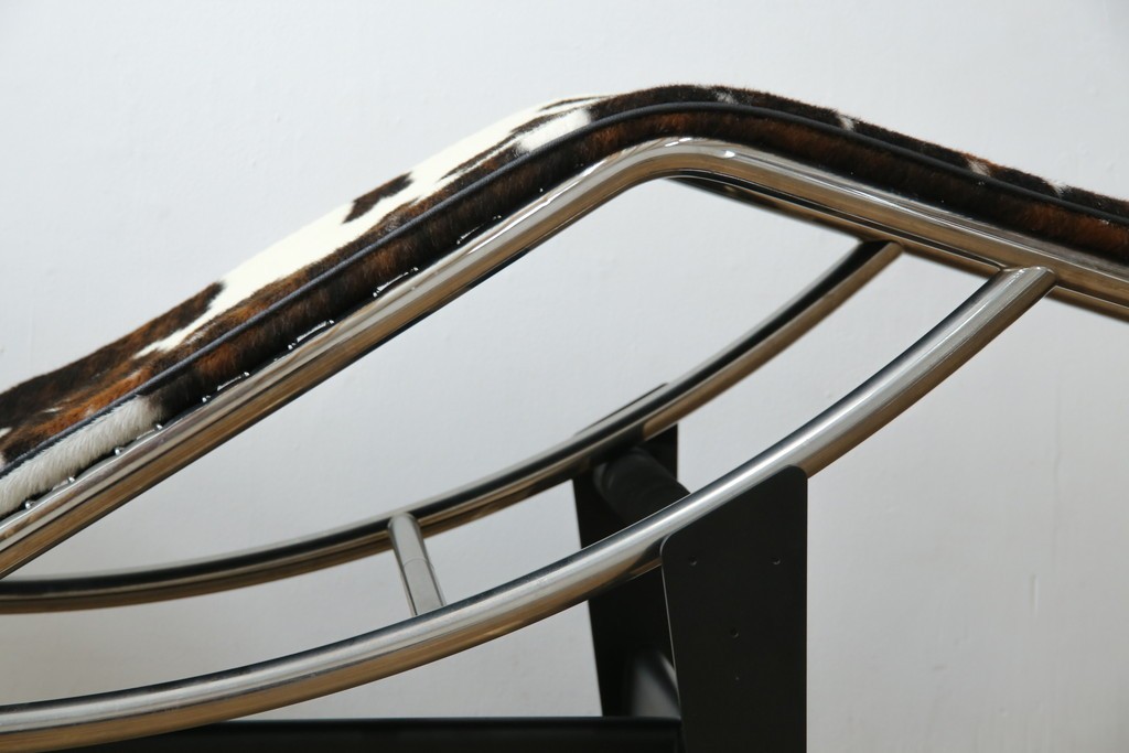 中古　美品　Cassina(カッシーナ)　本革　Le Corbusier(ル・コルビュジエ)が生んだ名作、LC4シェーズロング　定価約133万円　(R-086032)