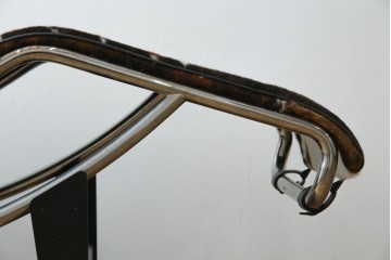 中古　美品　Cassina(カッシーナ)　本革　Le Corbusier(ル・コルビュジエ)が生んだ名作、LC4シェーズロング　定価約133万円　(R-086032)