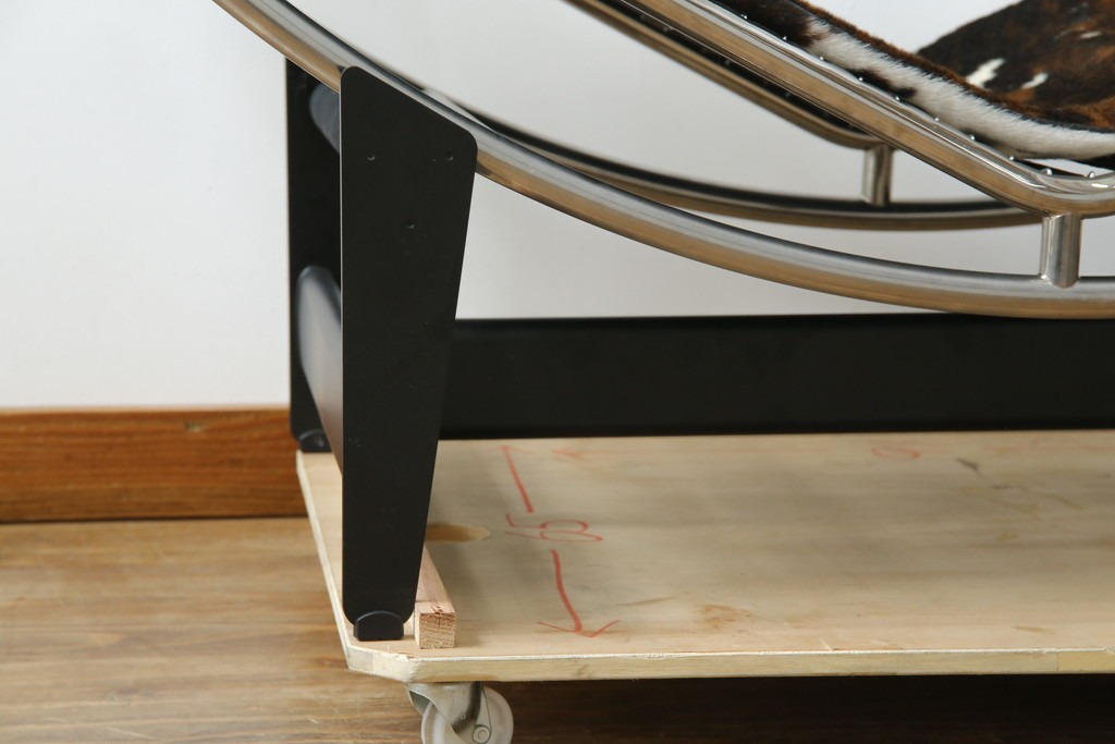 中古　美品　Cassina(カッシーナ)　本革　Le Corbusier(ル・コルビュジエ)が生んだ名作、LC4シェーズロング　定価約133万円　(R-086032)