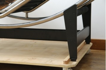 中古　美品　Cassina(カッシーナ)　本革　Le Corbusier(ル・コルビュジエ)が生んだ名作、LC4シェーズロング　定価約133万円　(R-086032)