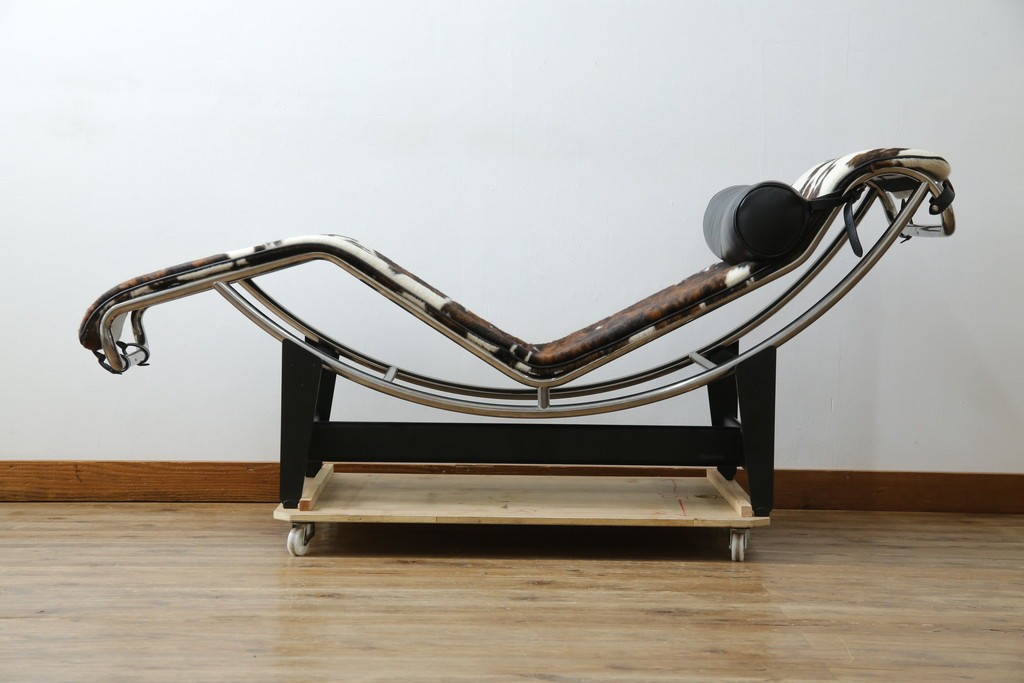 中古　美品　Cassina(カッシーナ)　本革　Le Corbusier(ル・コルビュジエ)が生んだ名作、LC4シェーズロング　定価約133万円　(R-086032)