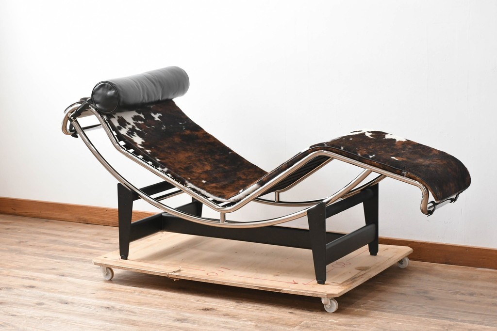 中古　美品　Cassina(カッシーナ)　本革　Le Corbusier(ル・コルビュジエ)が生んだ名作、LC4シェーズロング　定価約133万円　(R-086032)