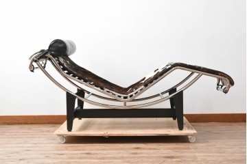 中古　美品　Cassina(カッシーナ)　本革　Le Corbusier(ル・コルビュジエ)が生んだ名作、LC4シェーズロング　定価約133万円　(R-086032)