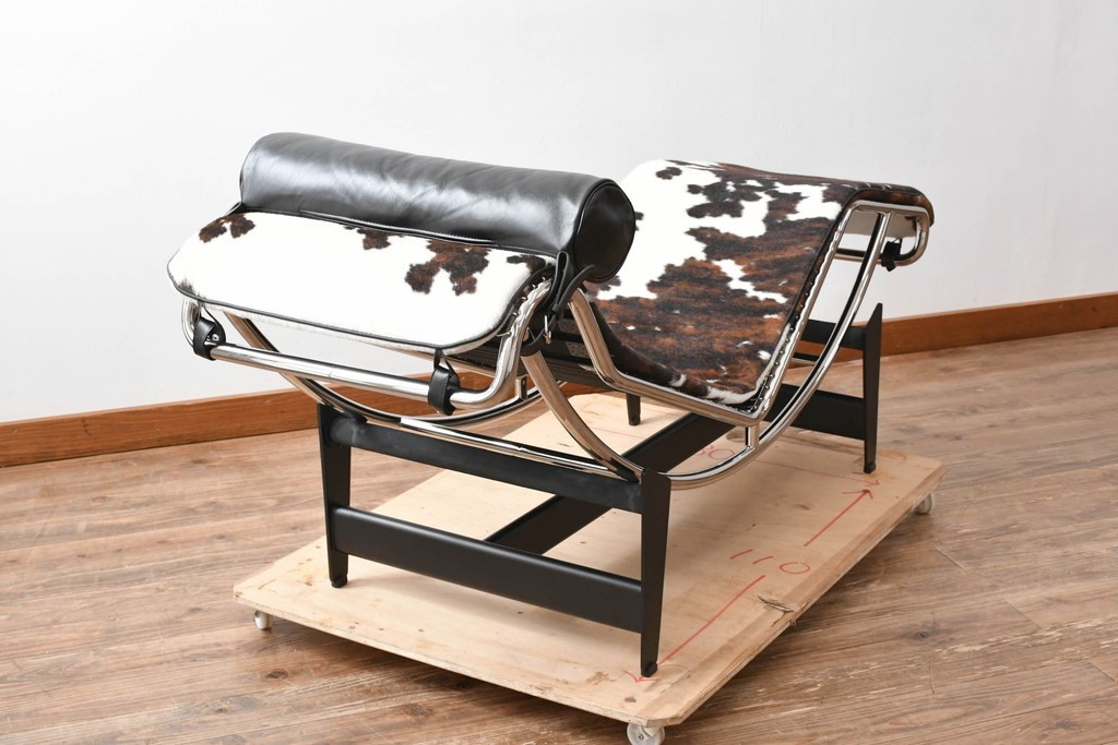 中古　美品　Cassina(カッシーナ)　本革　Le Corbusier(ル・コルビュジエ)が生んだ名作、LC4シェーズロング　定価約133万円　(R-086032)