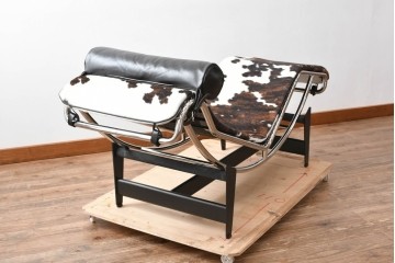 中古　美品　Cassina(カッシーナ)　本革　Le Corbusier(ル・コルビュジエ)が生んだ名作、LC4シェーズロング　定価約133万円　(R-086032)