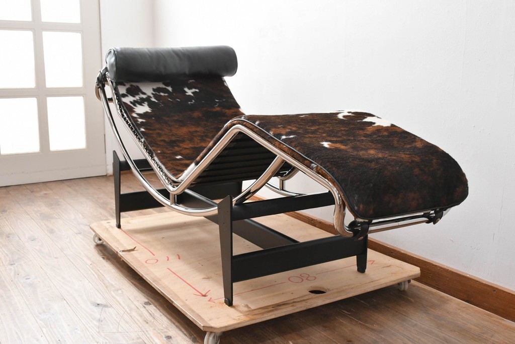 中古　美品　Cassina(カッシーナ)　本革　Le Corbusier(ル・コルビュジエ)が生んだ名作、LC4シェーズロング　定価約133万円　(R-086032)