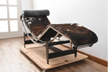 中古　美品　Cassina(カッシーナ)　本革　Le Corbusier(ル・コルビュジエ)が生んだ名作、LC4シェーズロング　定価約133万円　(R-086032)