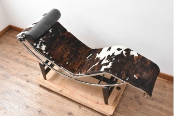 中古　美品　Cassina(カッシーナ)　本革　Le Corbusier(ル・コルビュジエ)が生んだ名作、LC4シェーズロング　定価約133万円　(R-086032)