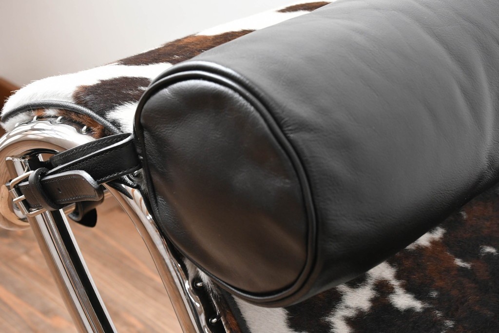 中古　美品　Cassina(カッシーナ)　本革　Le Corbusier(ル・コルビュジエ)が生んだ名作、LC4シェーズロング　定価約133万円　(R-086032)