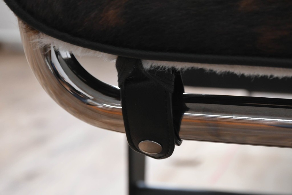 中古　美品　Cassina(カッシーナ)　本革　Le Corbusier(ル・コルビュジエ)が生んだ名作、LC4シェーズロング　定価約133万円　(R-086032)