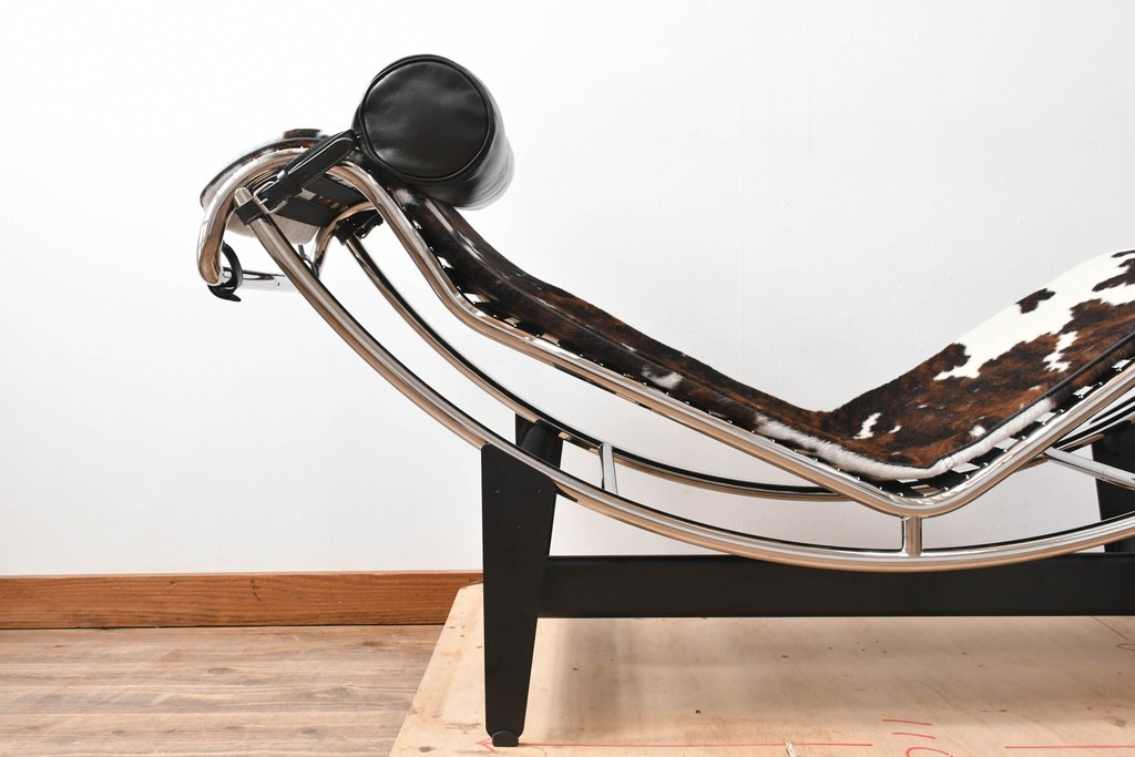 中古　美品　Cassina(カッシーナ)　本革　Le Corbusier(ル・コルビュジエ)が生んだ名作、LC4シェーズロング　定価約133万円　(R-086032)