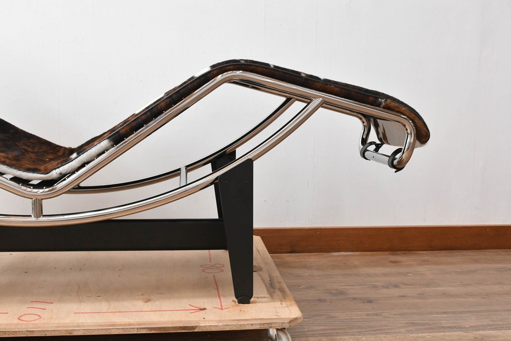 中古　美品　Cassina(カッシーナ)　本革　Le Corbusier(ル・コルビュジエ)が生んだ名作、LC4シェーズロング　定価約133万円　(R-086032)