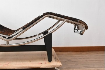中古　美品　Cassina(カッシーナ)　本革　Le Corbusier(ル・コルビュジエ)が生んだ名作、LC4シェーズロング　定価約133万円　(R-086032)