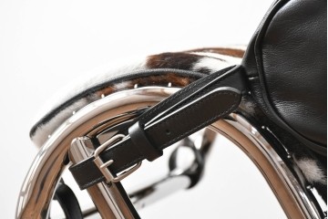 中古　美品　Cassina(カッシーナ)　本革　Le Corbusier(ル・コルビュジエ)が生んだ名作、LC4シェーズロング　定価約133万円　(R-086032)