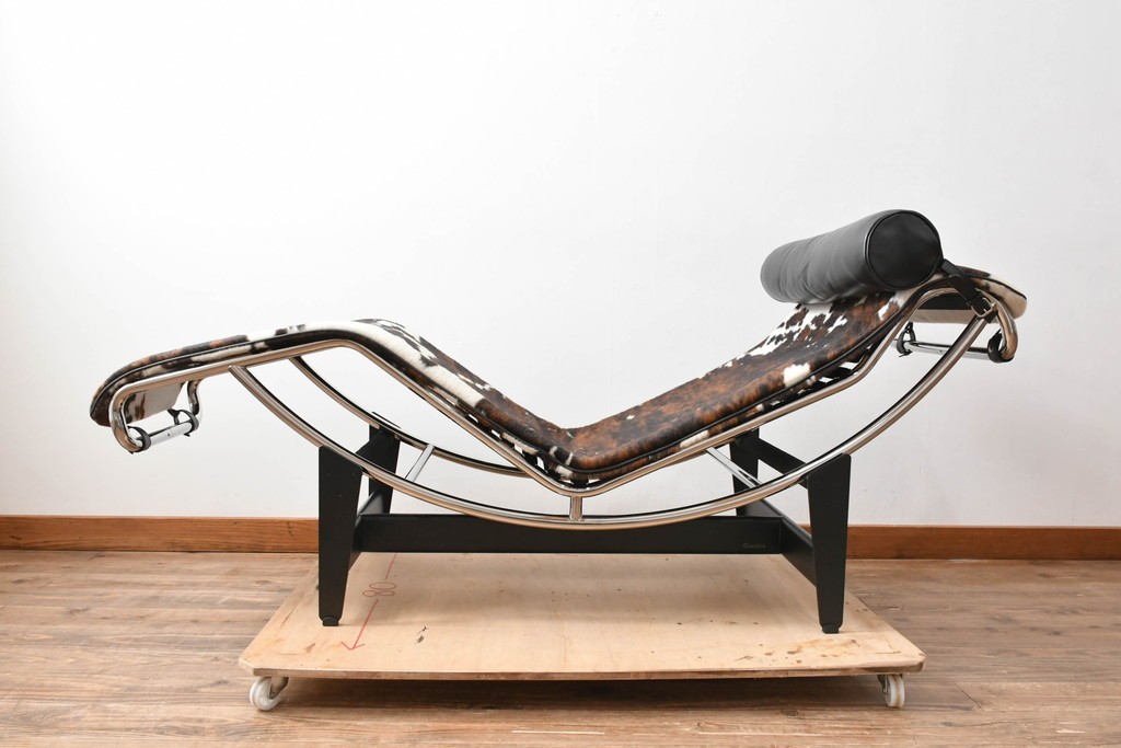 中古　美品　Cassina(カッシーナ)　本革　Le Corbusier(ル・コルビュジエ)が生んだ名作、LC4シェーズロング　定価約133万円　(R-086032)