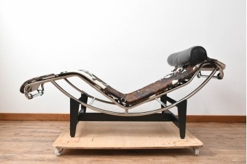 中古　美品　Cassina(カッシーナ)　本革　Le Corbusier(ル・コルビュジエ)が生んだ名作、LC4シェーズロング　定価約133万円　(R-086032)