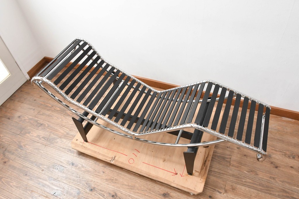 中古　美品　Cassina(カッシーナ)　本革　Le Corbusier(ル・コルビュジエ)が生んだ名作、LC4シェーズロング　定価約133万円　(R-086032)