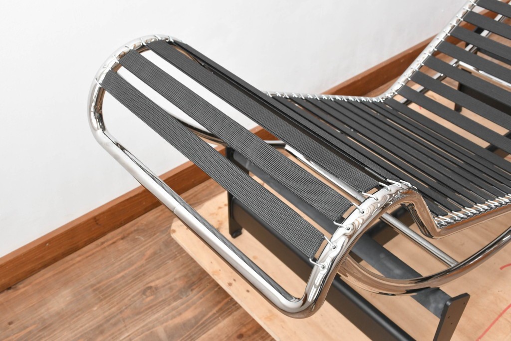 中古　美品　Cassina(カッシーナ)　本革　Le Corbusier(ル・コルビュジエ)が生んだ名作、LC4シェーズロング　定価約133万円　(R-086032)