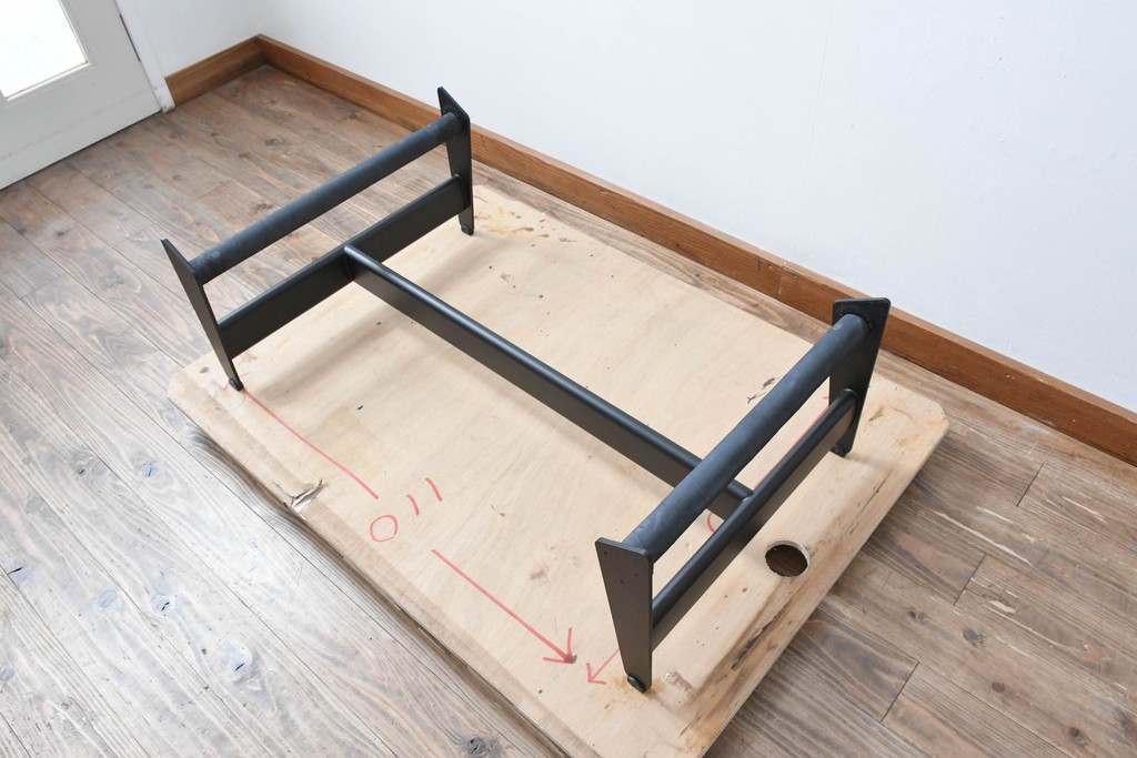 中古　美品　Cassina(カッシーナ)　本革　Le Corbusier(ル・コルビュジエ)が生んだ名作、LC4シェーズロング　定価約133万円　(R-086032)