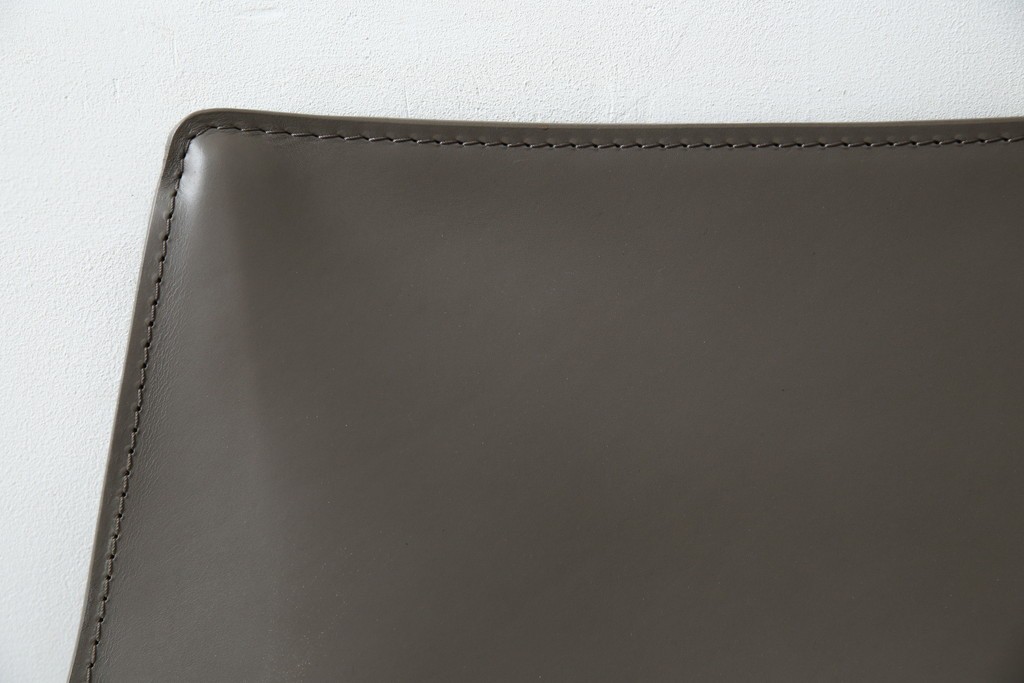 中古　超美品　Cassina(カッシーナ)　MARIO BELLINI(マリオベリーニ)　なめらかな質感の厚革製413CAB(キャブ)アームチェア　定価約50万円　(R-086033)