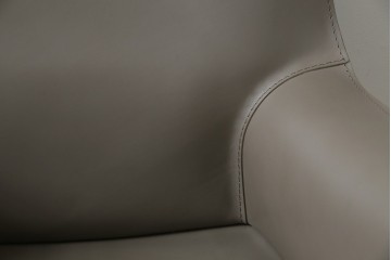 中古　超美品　Cassina(カッシーナ)　MARIO BELLINI(マリオベリーニ)　なめらかな質感の厚革製413CAB(キャブ)アームチェア　定価約50万円　(R-086033)